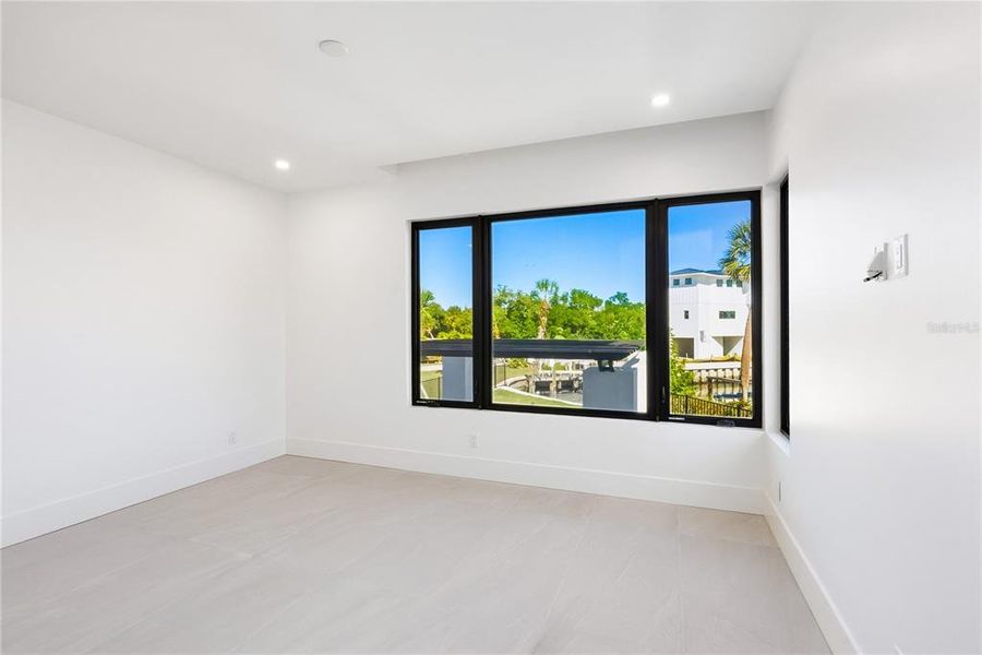 Spacious, unfurnished interior of a new home in , Longboat Key (Image 28).