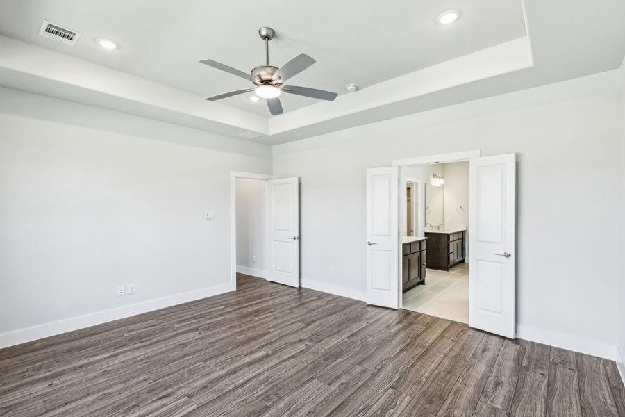 Spacious, unfurnished interior of a new home in Dove Hollow, Waxahachie (Image 22).