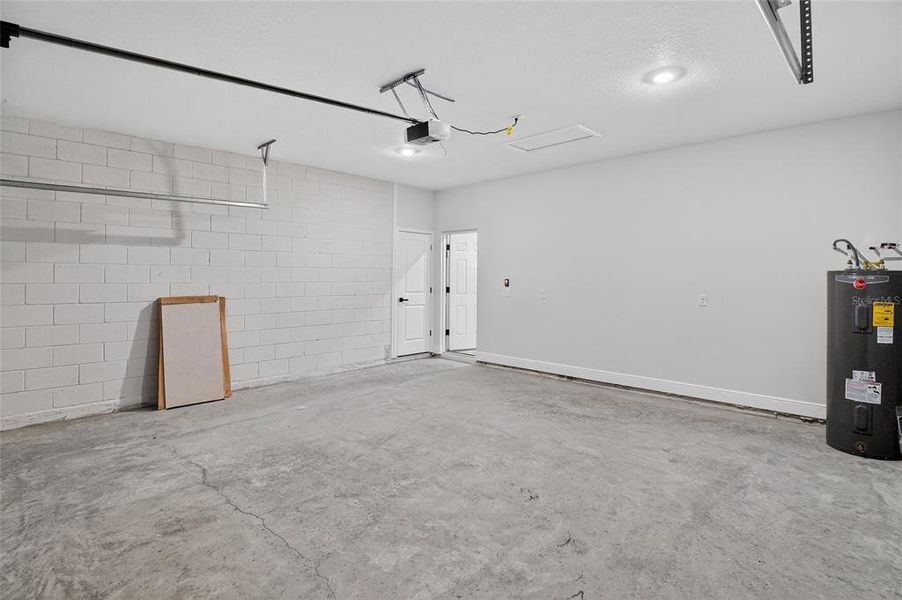 Spacious, unfurnished interior of a new home in , Ocala (Image 27).