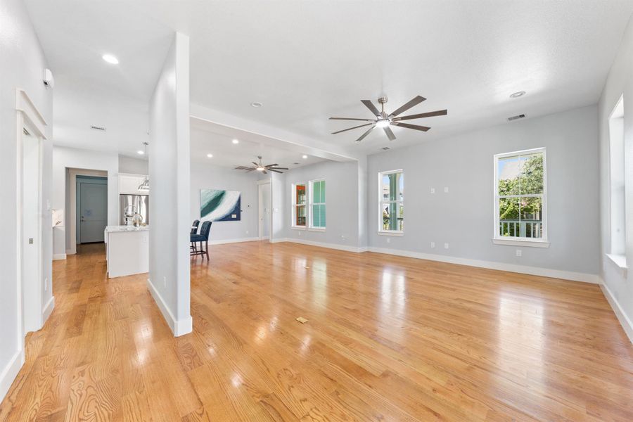 Spacious, unfurnished interior of a new home in , Galveston (Image 19).