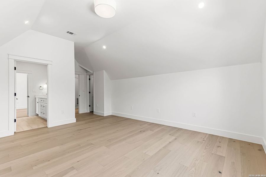 Spacious, unfurnished interior of a new home in , San Antonio (Image 24).