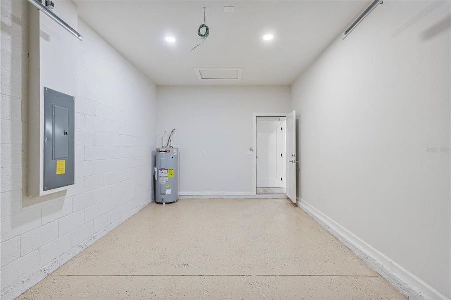 Spacious, unfurnished interior of a new home in , Tampa (Image 15).