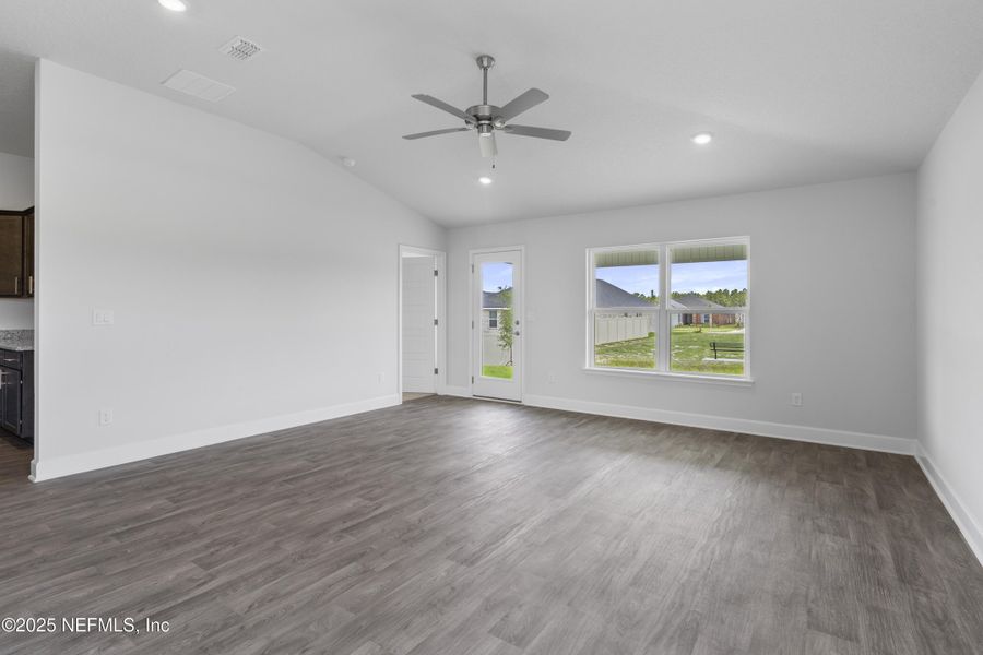 Spacious, unfurnished interior of a new home in , Green Cove Springs (Image 13).