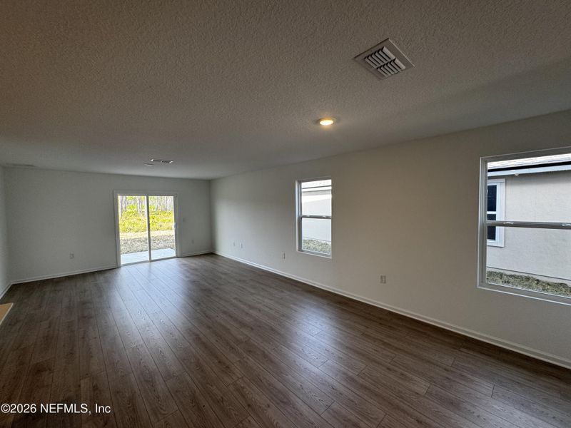 Spacious, unfurnished interior of a new home in Copes Landing, Jacksonville (Image 9).