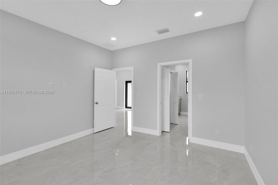 Spacious, unfurnished interior of a new home in , Lehigh Acres (Image 27).