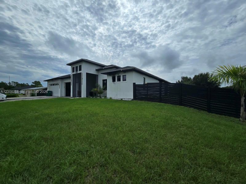 Exterior details and patio area of a home in , Punta Gorda (Image 4).