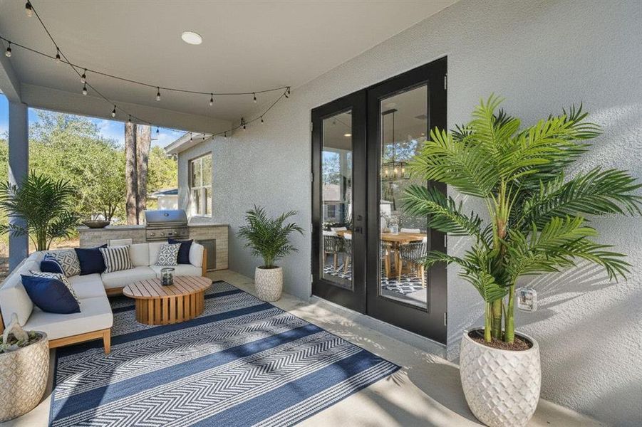 Exterior details and patio area of a home in , Dunnellon (Image 4).
