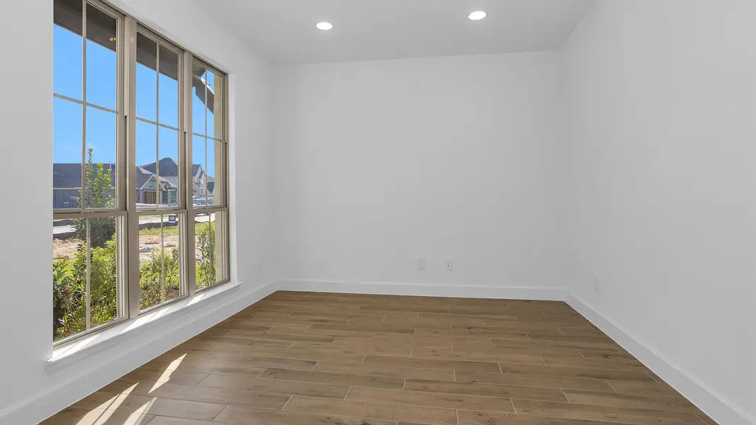 Spacious, unfurnished interior of a new home in Katy Court 70', Katy (Image 11).