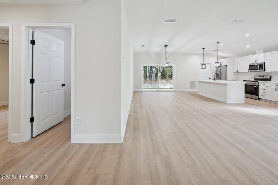 Spacious, unfurnished interior of a new home in , Florahome (Image 15).