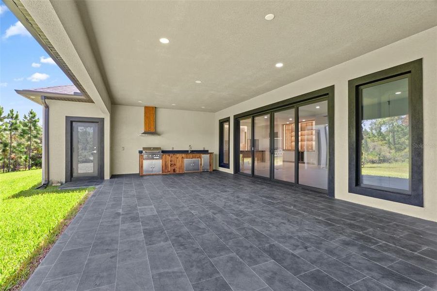 Spacious, unfurnished interior of a new home in , Malabar (Image 19).