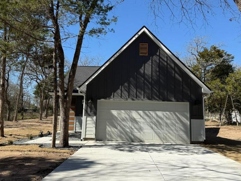 Introducing a stunning, brand-new home that offers an expansive two-car garage and a welcoming driveway, perfect for all your gatherings. Enjoy an abundance of space designed for hosting family and friends throughout the entire year! This is the ideal place to create lasting memories.