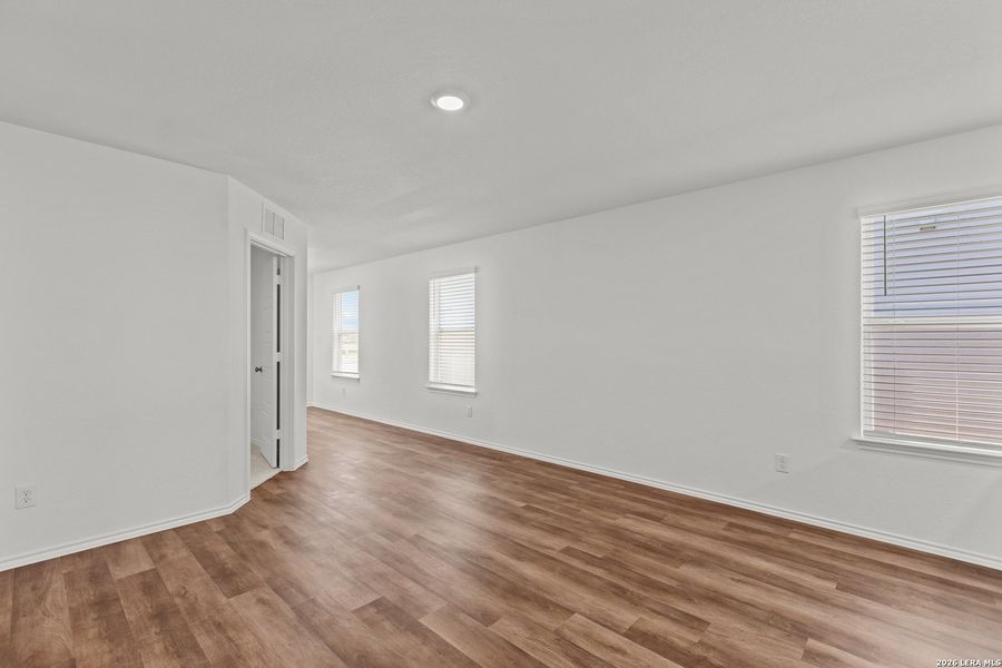 Spacious, unfurnished interior of a new home in The Overlook at Creekside, New Braunfels (Image 27). Spacious, unfurnished interior of a new home in The Overlook at Creekside, New Braunfels (Image 27).
