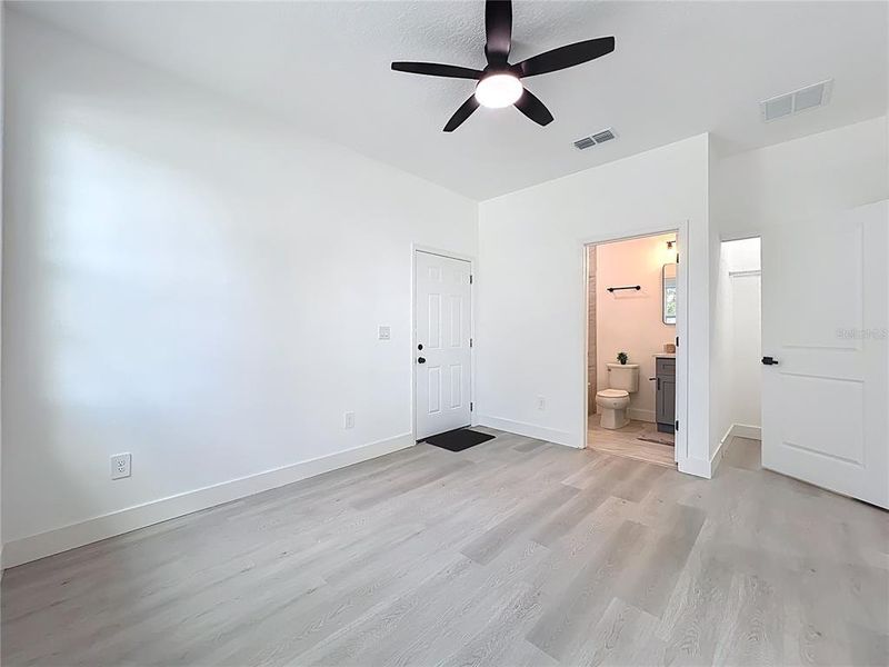 Spacious, unfurnished interior of a new home in , Orlando (Image 51).