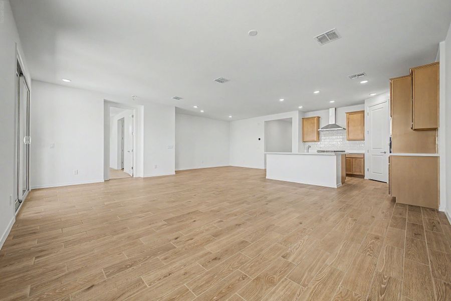 Spacious, unfurnished interior of a new home in White Tank Vistas, Waddell (Image 7).