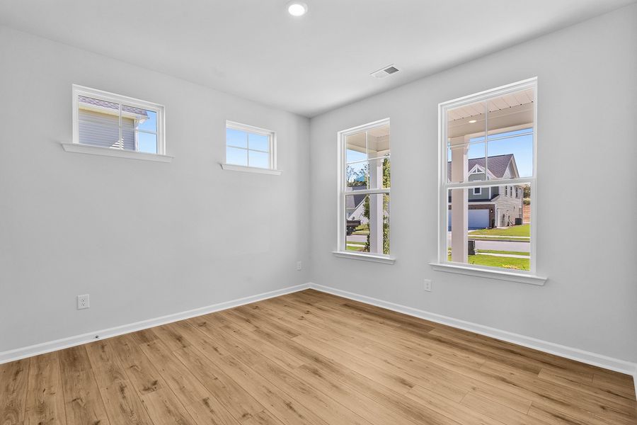 Spacious, unfurnished interior of a new home in Fieldstone, Lexington (Image 26).