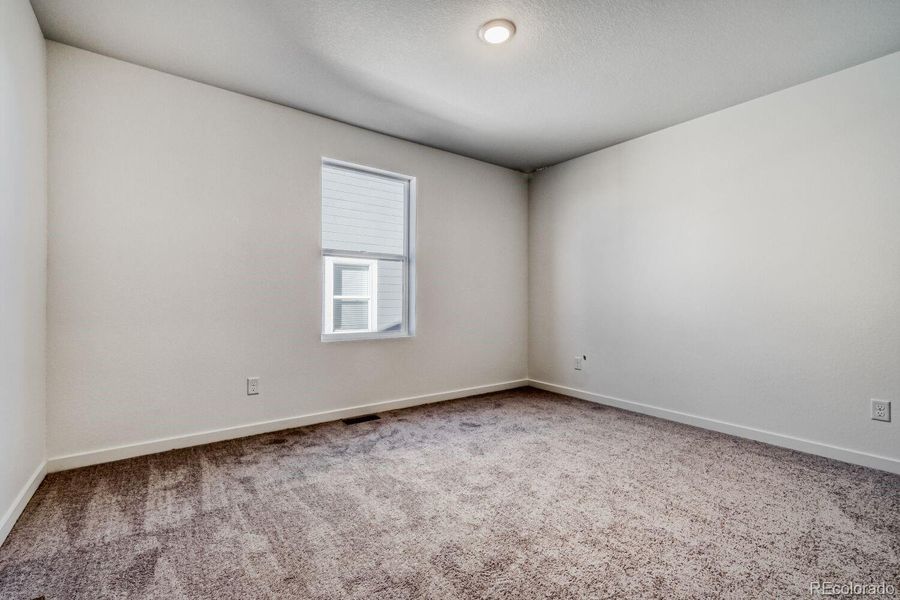 Spacious, unfurnished interior of a new home in Percheron, Colorado Springs (Image 9).