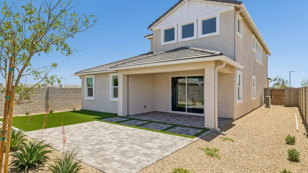 Exterior details and patio area of a home in El Cidro, Goodyear (Image 3).