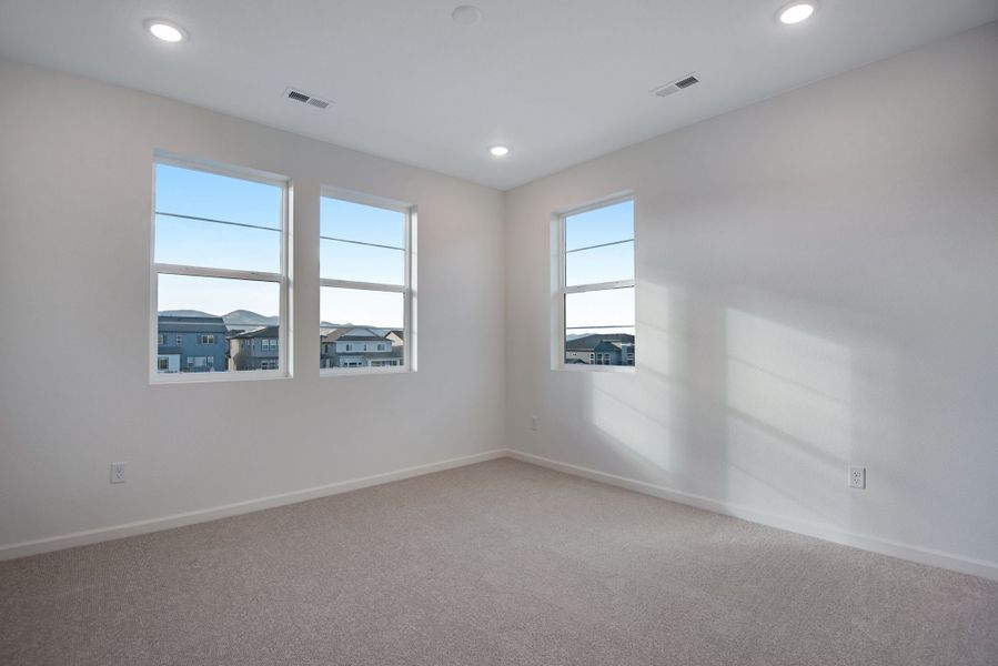 Spacious, unfurnished interior of a new home in Sterling Ranch, Littleton (Image 33).