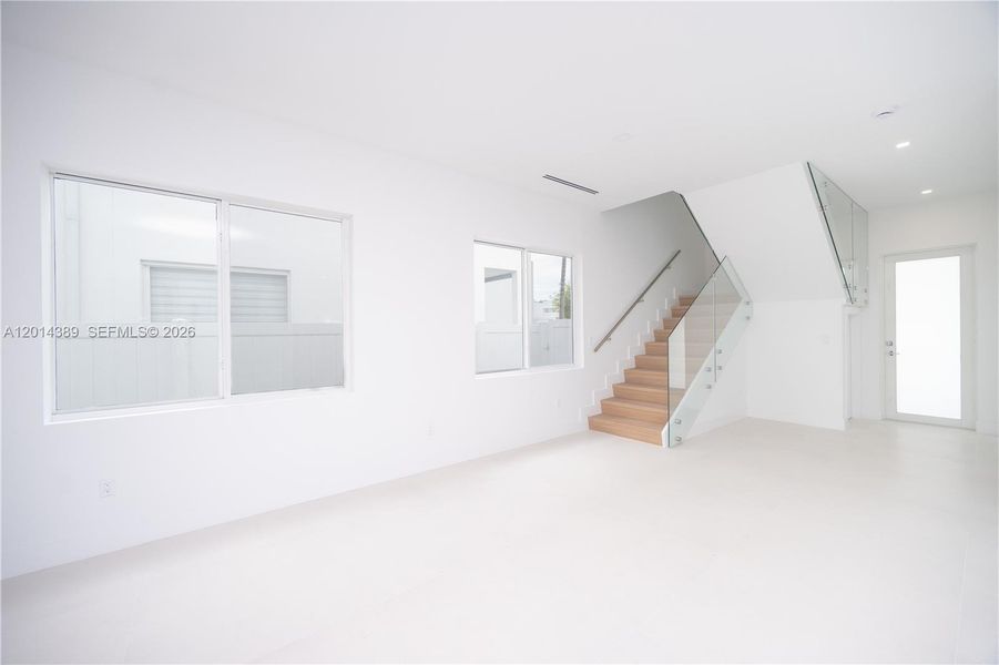 Spacious, unfurnished interior of a new home in , Doral (Image 68).