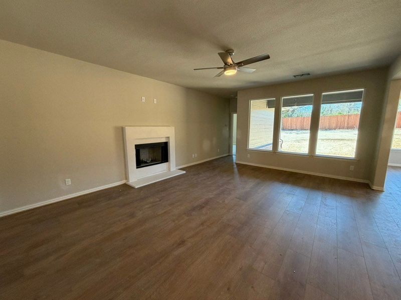 Spacious, unfurnished interior of a new home in Waterford Park, Weatherford (Image 8).