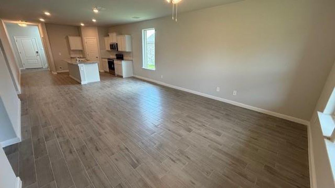 Spacious, unfurnished interior of a new home in Saratoga, Granbury (Image 18).