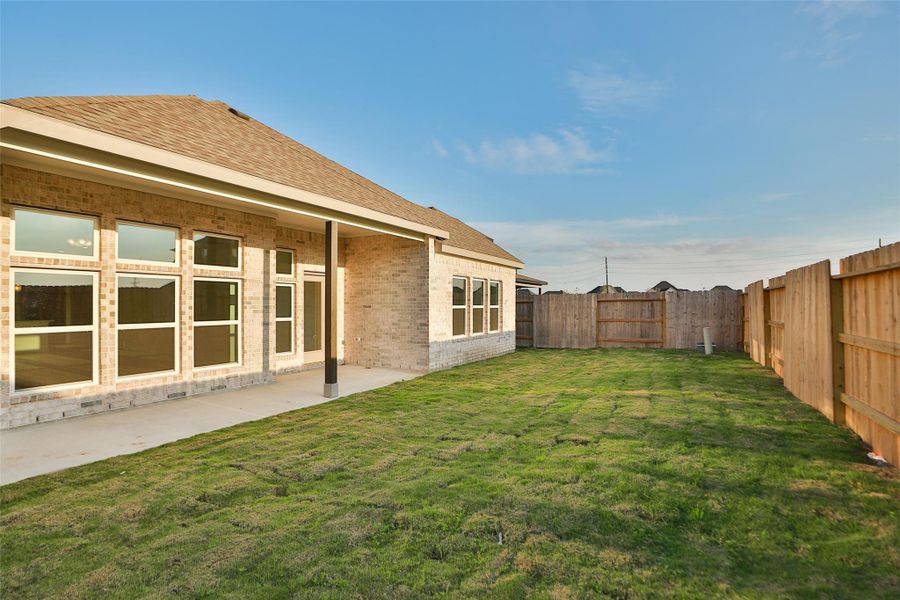 Exterior details and patio area of a home in Brookewater, Rosenberg (Image 21).