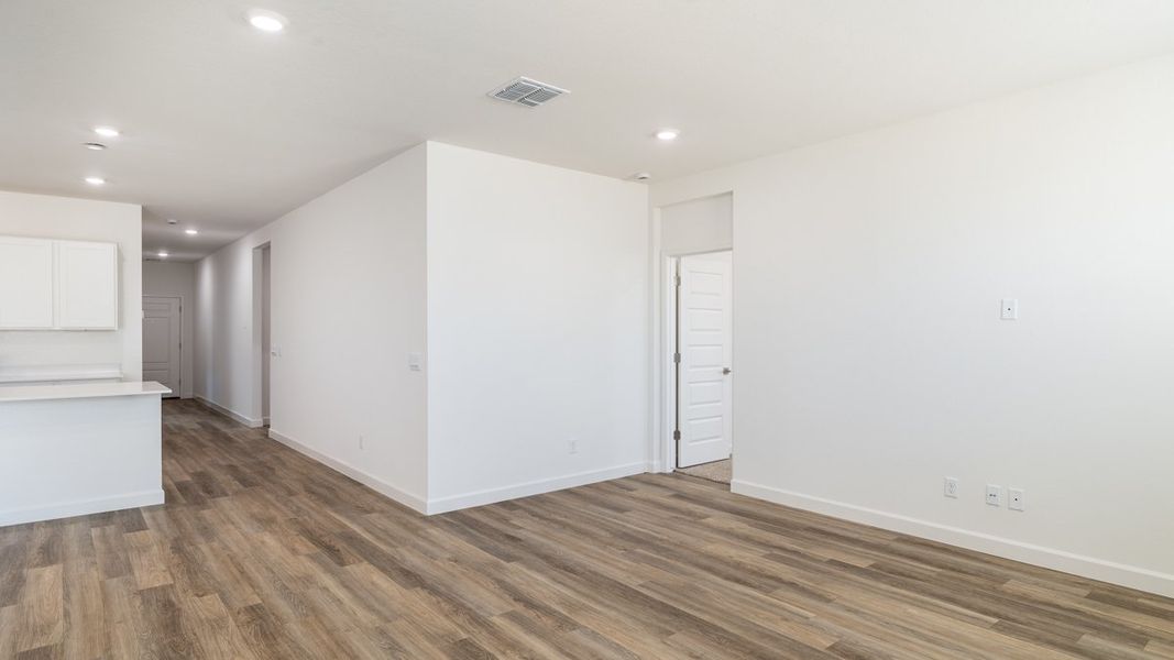Spacious, unfurnished interior of a new home in Zanjero Pass, Waddell (Image 17).