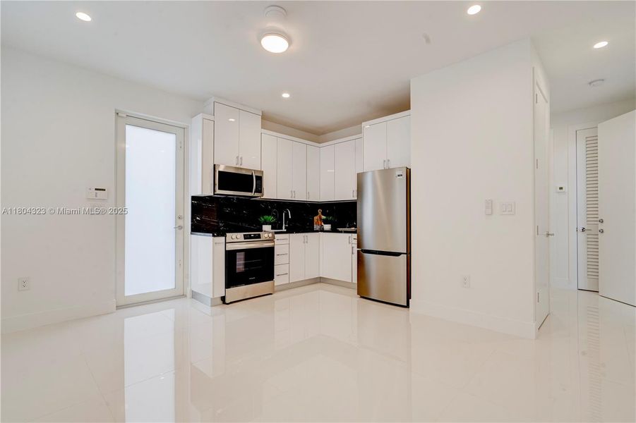 Guest quarters has it's own private entrance. Guest quarters has it's own private entrance.