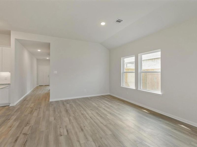 Spacious, unfurnished interior of a new home in River Ranch Meadows, Dayton (Image 18).