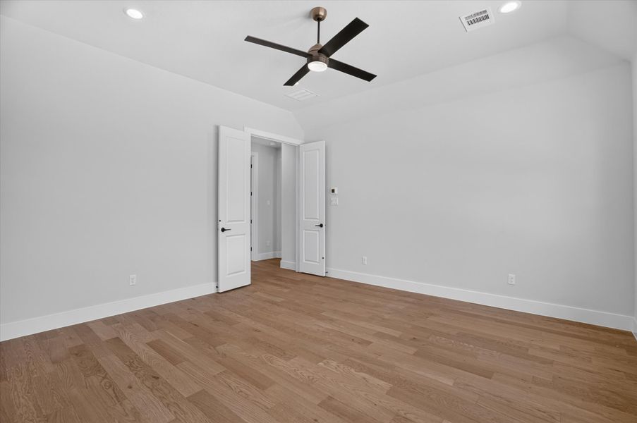 Spacious, unfurnished interior of a new home in Timberview Preserves, Weatherford (Image 44).