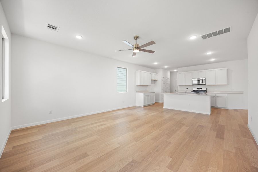 Spacious, unfurnished interior of a new home in Trinity Ranch, Elgin (Image 19).