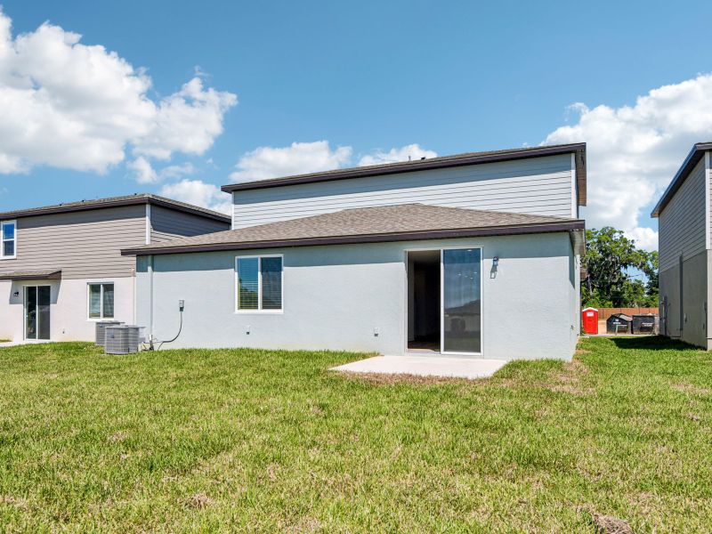Exterior details and patio area of a home in Hilltop Vistas, Dade City (Image 4).