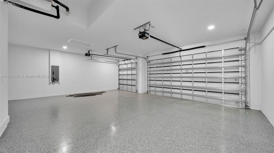 Spacious, unfurnished interior of a new home in , Cape Coral (Image 44).