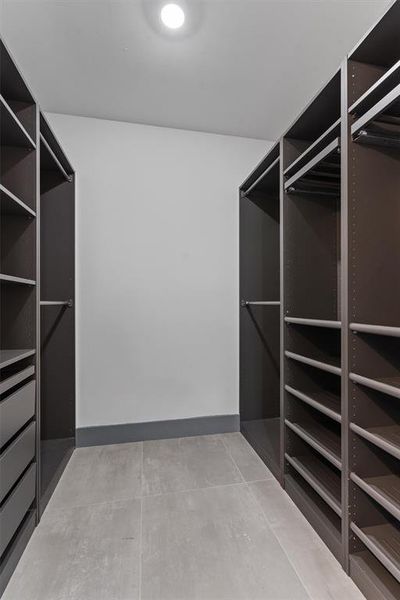 Walk-in closet 2