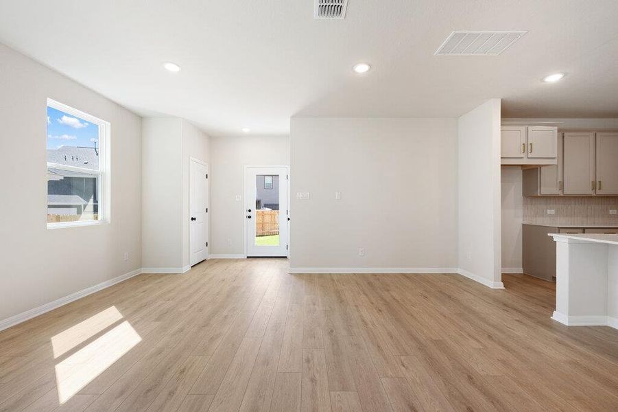 Spacious, unfurnished interior of a new home in Lariat, Liberty Hill (Image 39).