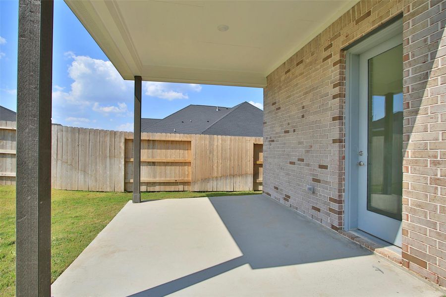 Exterior details and patio area of a home in Brookewater, Rosenberg (Image 21).