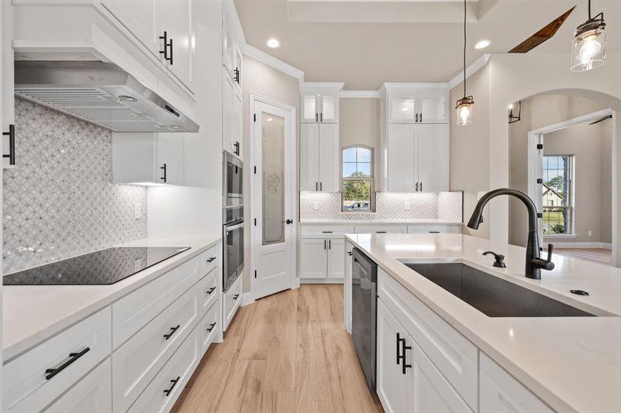 Complete with black hardware on all cabinets and drawers. Complete with black hardware on all cabinets and drawers.