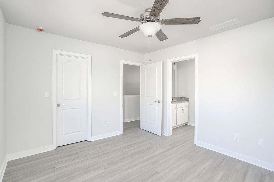 Spacious, unfurnished interior of a new home in , Fayetteville (Image 5).