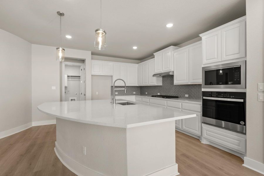 Large Center Island in Kitchen