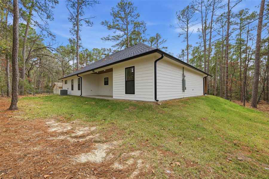 Exterior details and patio area of a home in , Brookeland (Image 21).