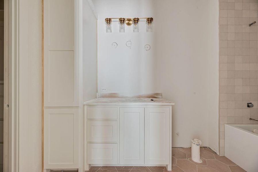 En suite bathroom in first floor secondary bedroom. En suite bathroom in first floor secondary bedroom.