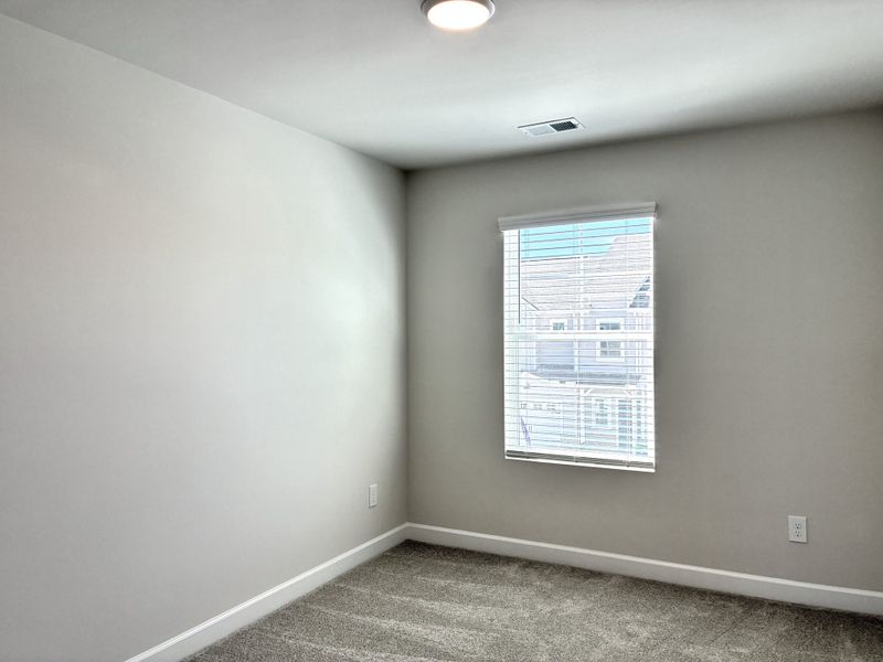 Spacious, unfurnished interior of a new home in Holly Ridge, Greenville (Image 13).