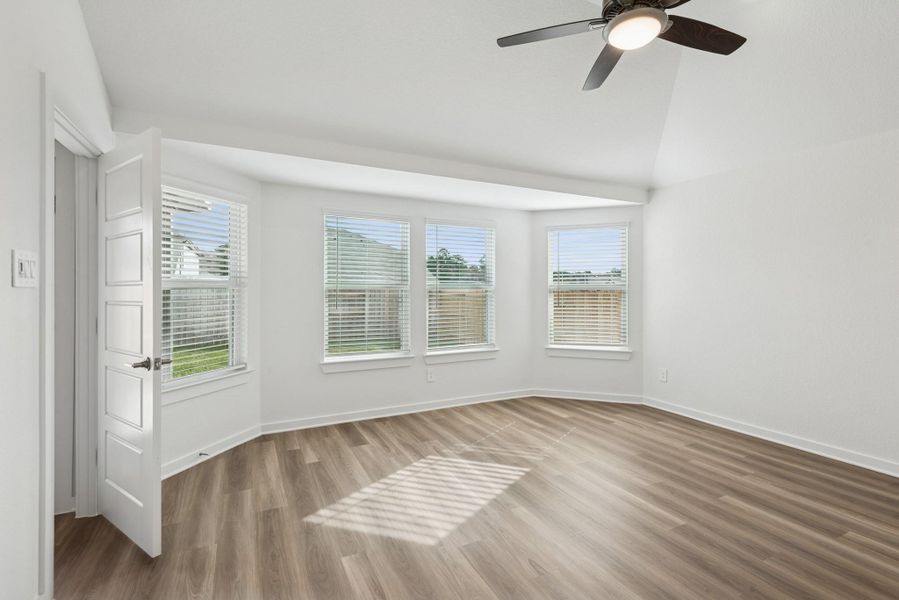Spacious, unfurnished interior of a new home in Lone Star Landing, Montgomery (Image 32).