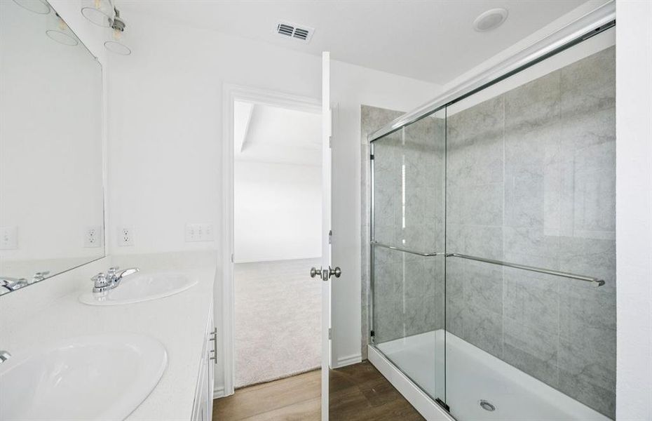 Full shower in owner's private bath Full shower in owner's private bath