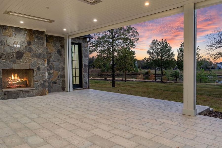 Exterior details and patio area of a home in , Malakoff (Image 4).