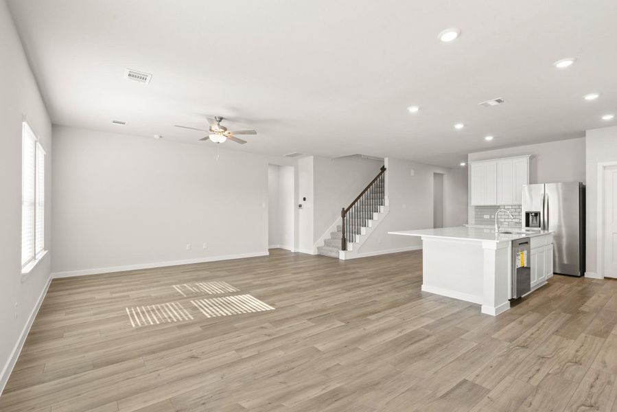 Spacious, unfurnished interior of a new home in Country Creek, Mont Belvieu (Image 11).