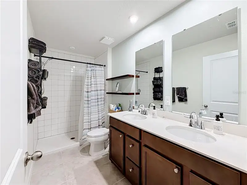 Furnished interior view inside a new home in , Sumterville (Image 46).