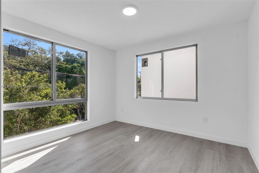 Spacious, unfurnished interior of a new home in , Miami (Image 33).