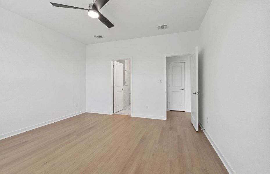 Spacious, unfurnished interior of a new home in Wolf Ranch, Georgetown (Image 27).
