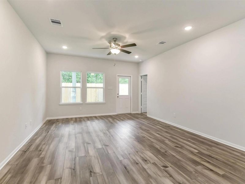 Spacious, unfurnished interior of a new home in Caney Creek Place, Conroe (Image 14).